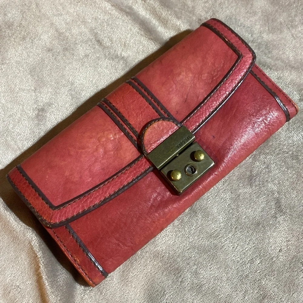 Fossil Red Leather trifold wallet with Vintage Charm